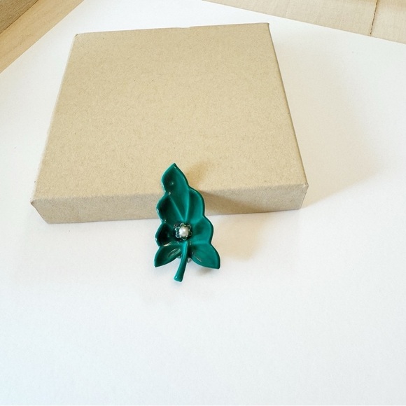 Beautiful Green Lead Enamel Pearl Brooch Dainty Vintage Rare Gold Tone - Picture 2 of 7